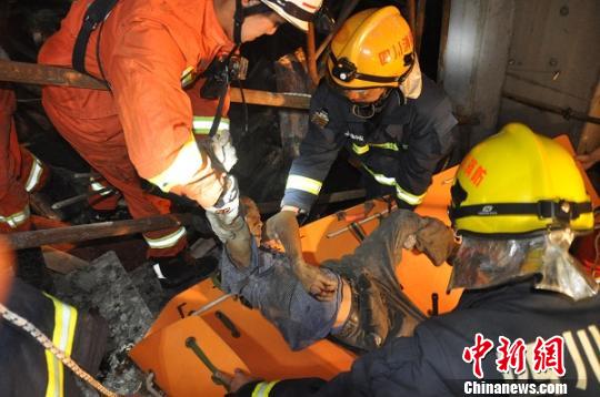 救援人员救出被困工人钟欣摄