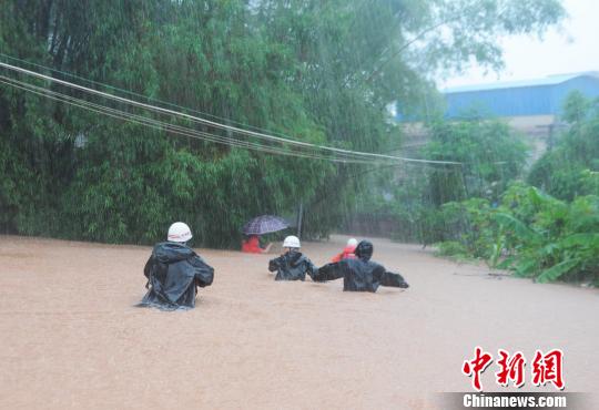 图为钦州消防官兵涉水救援被困民众。　罗观宝摄