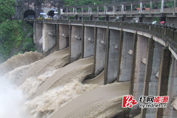 张家界水电公司所属贺龙电厂泄洪景象。王祥辉 摄