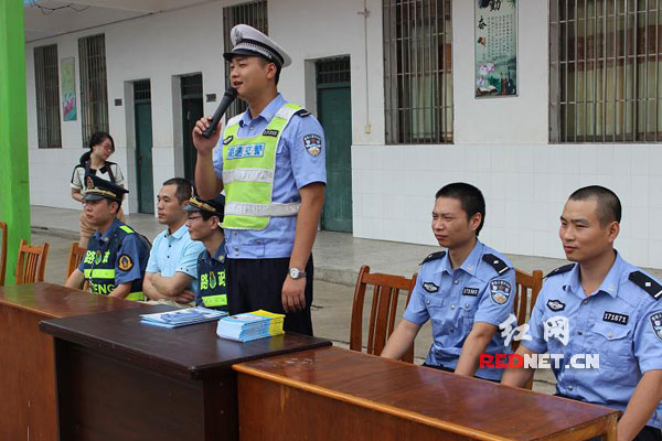 民警向师生讲授交通安全课