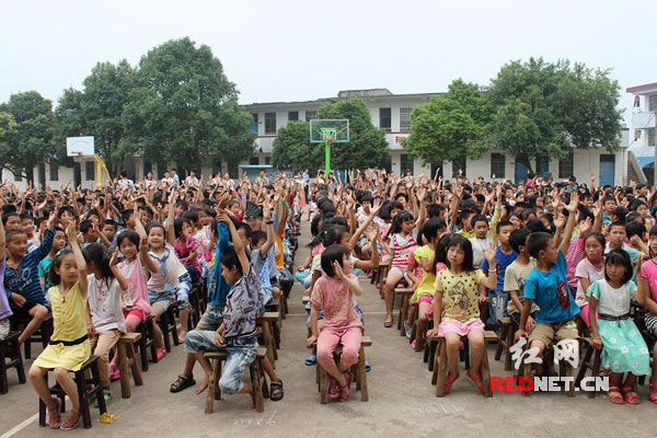 孩子们积极参与抢答