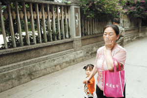 被泼粪的围墙臭气熏天，过往路人不得不捂鼻行走记者郎晓伟