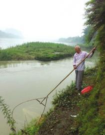 大爷跳河救人裤子被冲走 穿内裤回家被骂疯子