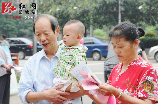 摆摊设点 岳塘区积极宣传“舌尖上的安全”