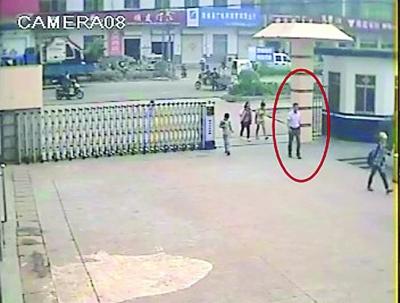 女儿与同学发生争执 男子进校殴打5名小学生