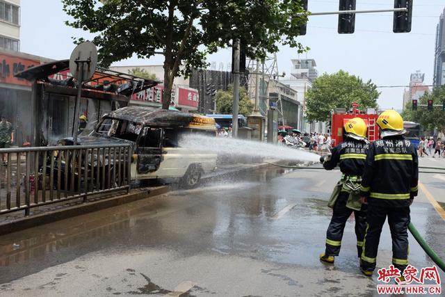 郑州一辆满载活鱼越野车发生自燃引发火灾(图)