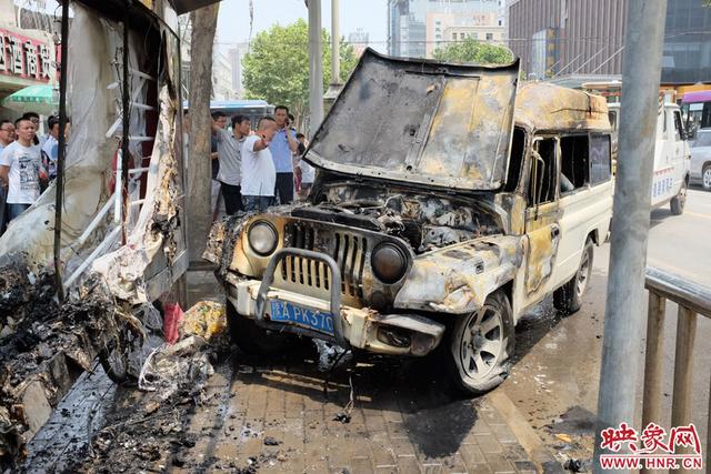 郑州一辆满载活鱼越野车发生自燃引发火灾(图)