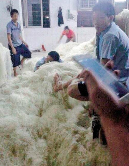 东莞“臭脚米粉”生产厂曝光 工人赤脚踩米粉堆