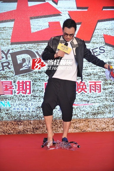 大鹏现场演示抠男追女神秘籍