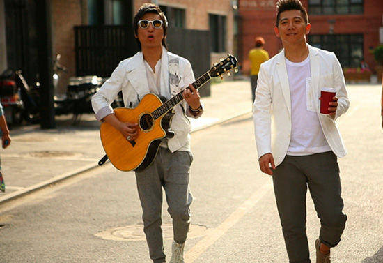 《一点一滴》MV预告曝光 羽泉亲民传递快乐(图)