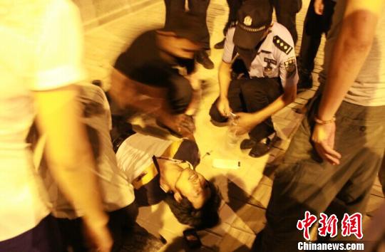 持刀男子始终抓着4岁儿童的手。 袁宝德 摄