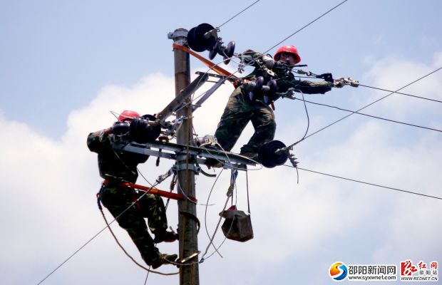 电网改造施工现场。