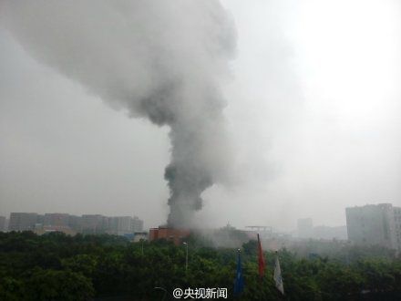 成都一制药厂发生爆炸引发火灾(图)