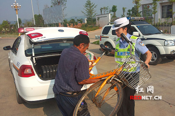 民警将老人送下高速公路