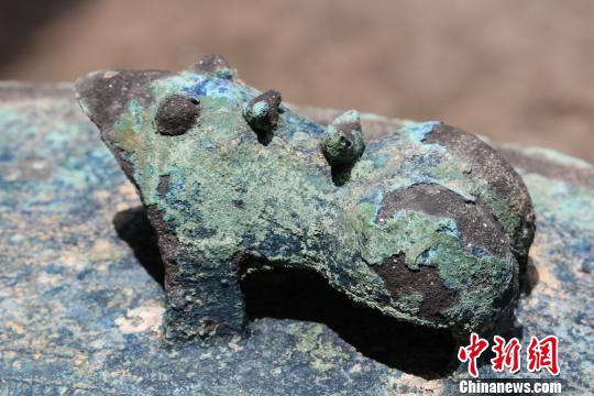 图为被挖掘出来的青铜鼓。 梁旭 摄