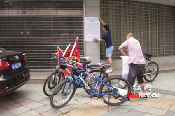 湘乡市人民法院的骑行队伍在大街小巷张贴布告