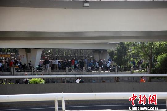 立交桥下聚满打麻将的人 苍雁 摄