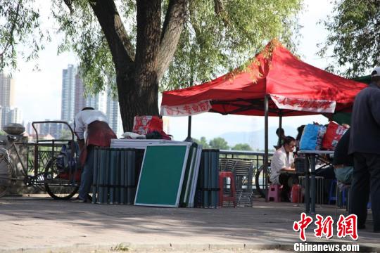 立交桥下聚满打麻将的人 苍雁 摄