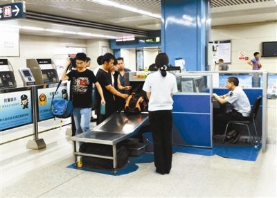 北青报记者昨日探访发现,小型家用工具箱可以通过安检,带入地铁站