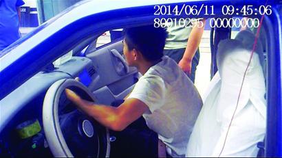 男子换假车牌被抓现行 情绪失控：有枪打死我吧