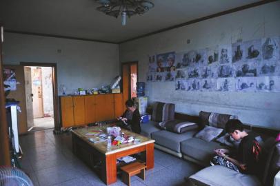 拆迁补偿未达成一致，几户居民仍住在这里。