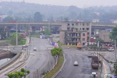 6月12日，成都天丰路尽头的一栋5层小楼将半幅公路“腰斩”。