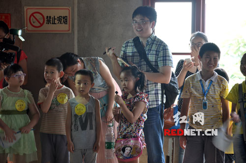 参观“渔阳”墓的小朋友们争先恐后地接过话筒提问