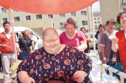 20岁小伙体重500斤 下二楼9人抬了50分钟