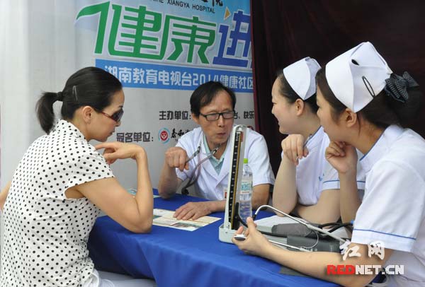泰和湘雅医院各科室把门诊地点搬到现场，与社区居民面对面进行交流。