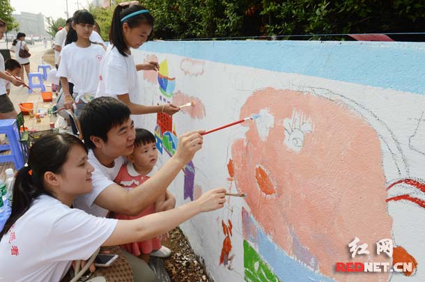 在“美丽长沙、美德先行”大手牵小手未成年人手绘主题活动中，100名小画家和家长一起描绘自己心中美丽的长沙。