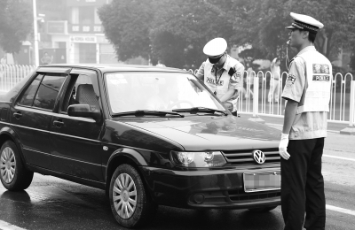 世界杯期间看球别酒驾 每场球赛前后交警都会