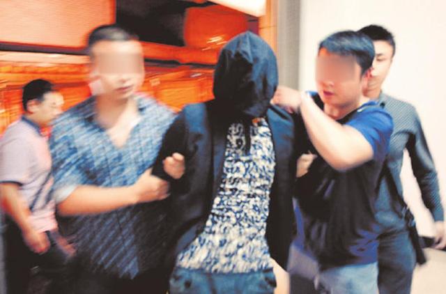 男子生意失败找钱翻本 闹市捅死女店员抢300元