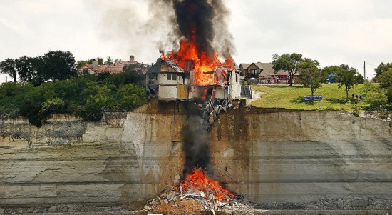 美国一富豪烧掉自家豪宅全过程