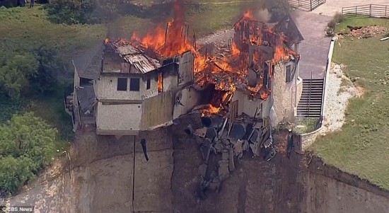 美国一富豪烧掉自家豪宅全过程