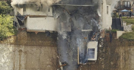 美国一富豪烧掉自家豪宅全过程