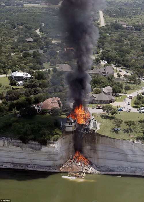 美国一富豪烧掉自家豪宅全过程