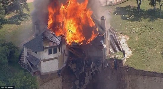 美国一富豪烧掉自家豪宅全过程