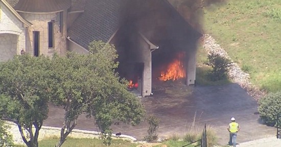 美国一富豪烧掉自家豪宅全过程