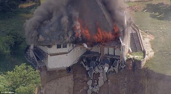 美国一富豪烧掉自家豪宅全过程