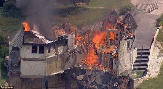 美国一富豪烧掉自家豪宅全过程