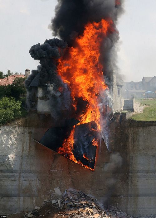 美国一富豪烧掉自家豪宅全过程