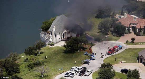 美国一富豪烧掉自家豪宅全过程