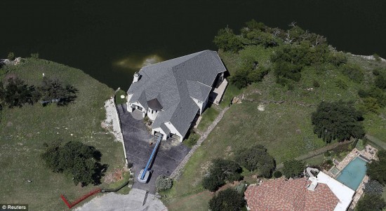 美国一富豪烧掉自家豪宅全过程