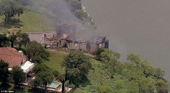 美国一富豪烧掉自家豪宅全过程