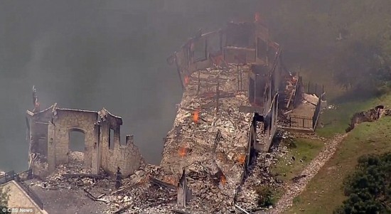 美国一富豪烧掉自家豪宅全过程