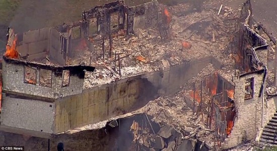 美国一富豪烧掉自家豪宅全过程