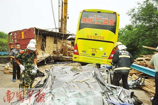 钦州大货车在海南惹大事 将一小汽车压扁致4死2伤