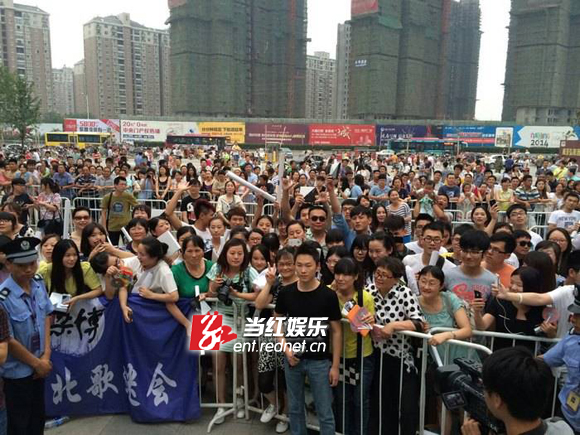 梁博南京签售与到场歌迷大合影