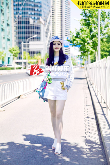 景甜秀修长美腿
