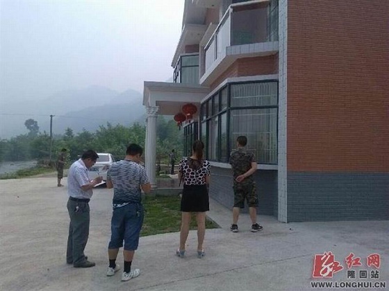 图为西洋江镇工作人员在调查违法违规占地建房情况